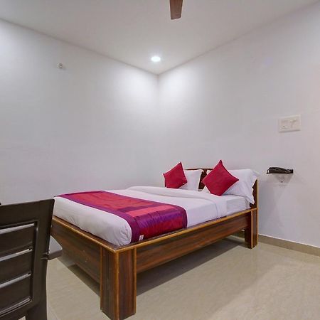 Oyo 11670 Hotel Vishnu Priya Residency Hyderabad Exteriör bild