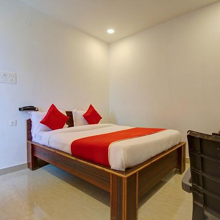 Oyo 11670 Hotel Vishnu Priya Residency Hyderabad Exteriör bild