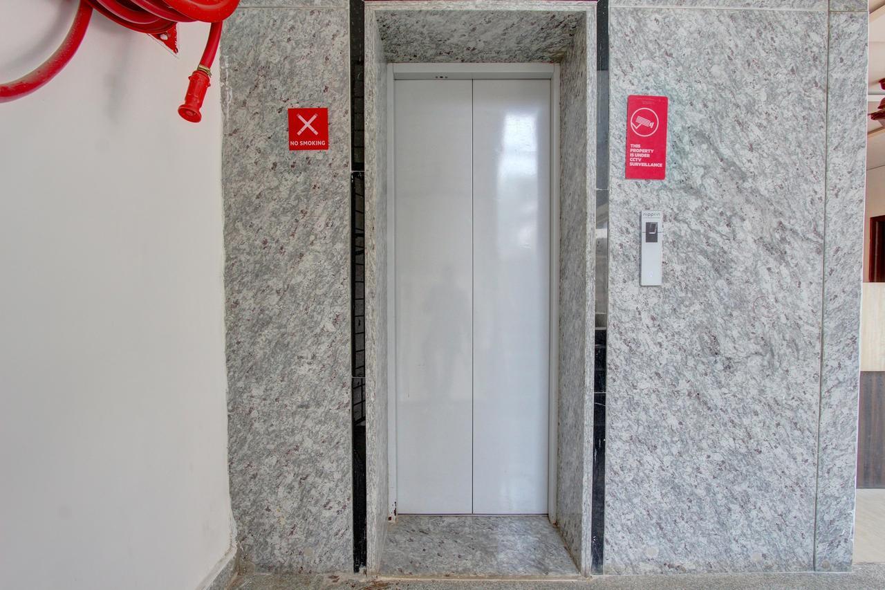 Oyo 11670 Hotel Vishnu Priya Residency Hyderabad Exteriör bild