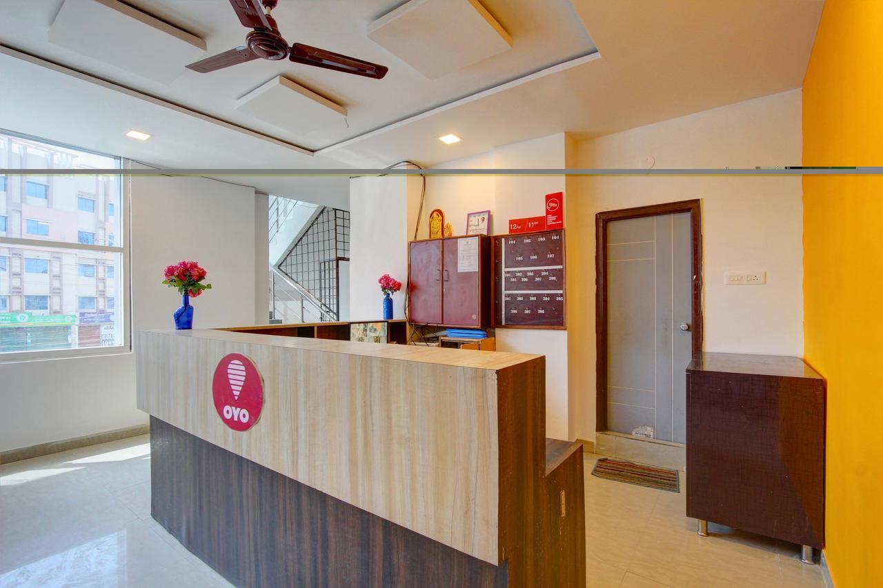 Oyo 11670 Hotel Vishnu Priya Residency Hyderabad Exteriör bild