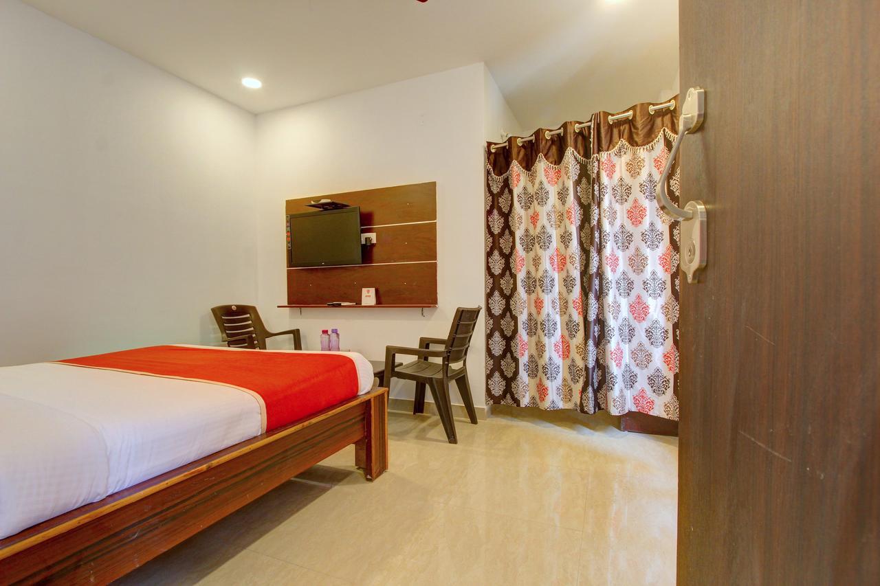 Oyo 11670 Hotel Vishnu Priya Residency Hyderabad Exteriör bild