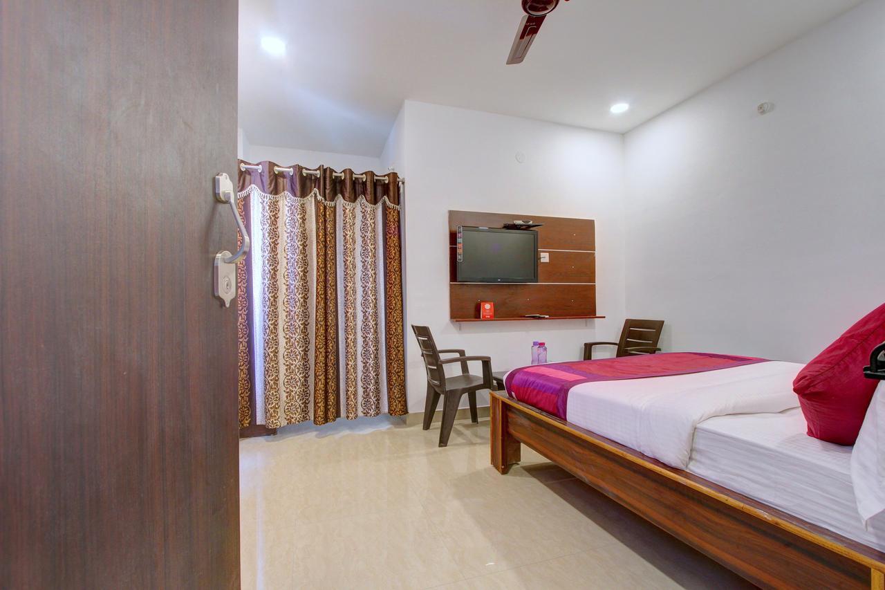 Oyo 11670 Hotel Vishnu Priya Residency Hyderabad Exteriör bild