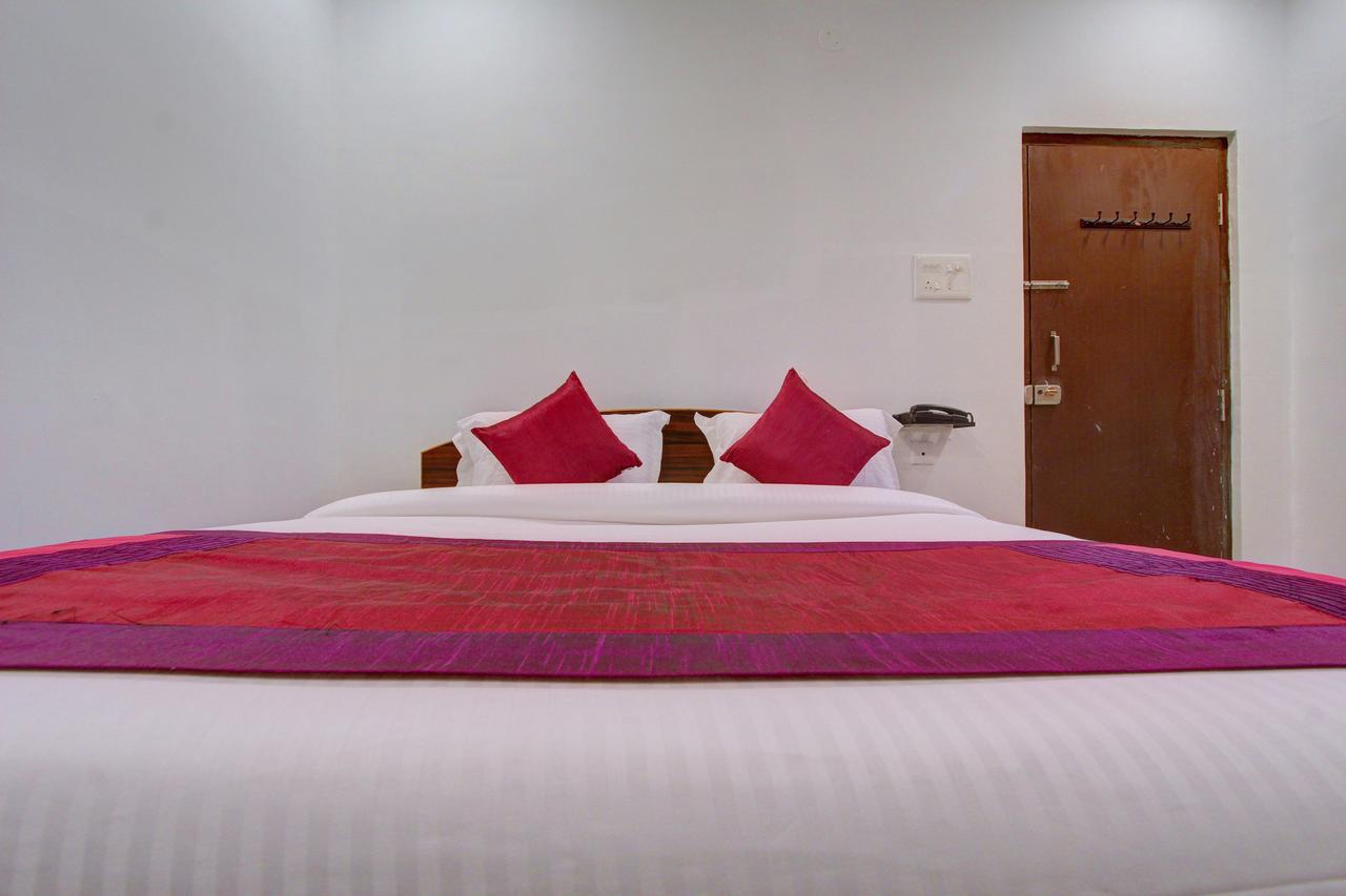 Oyo 11670 Hotel Vishnu Priya Residency Hyderabad Exteriör bild