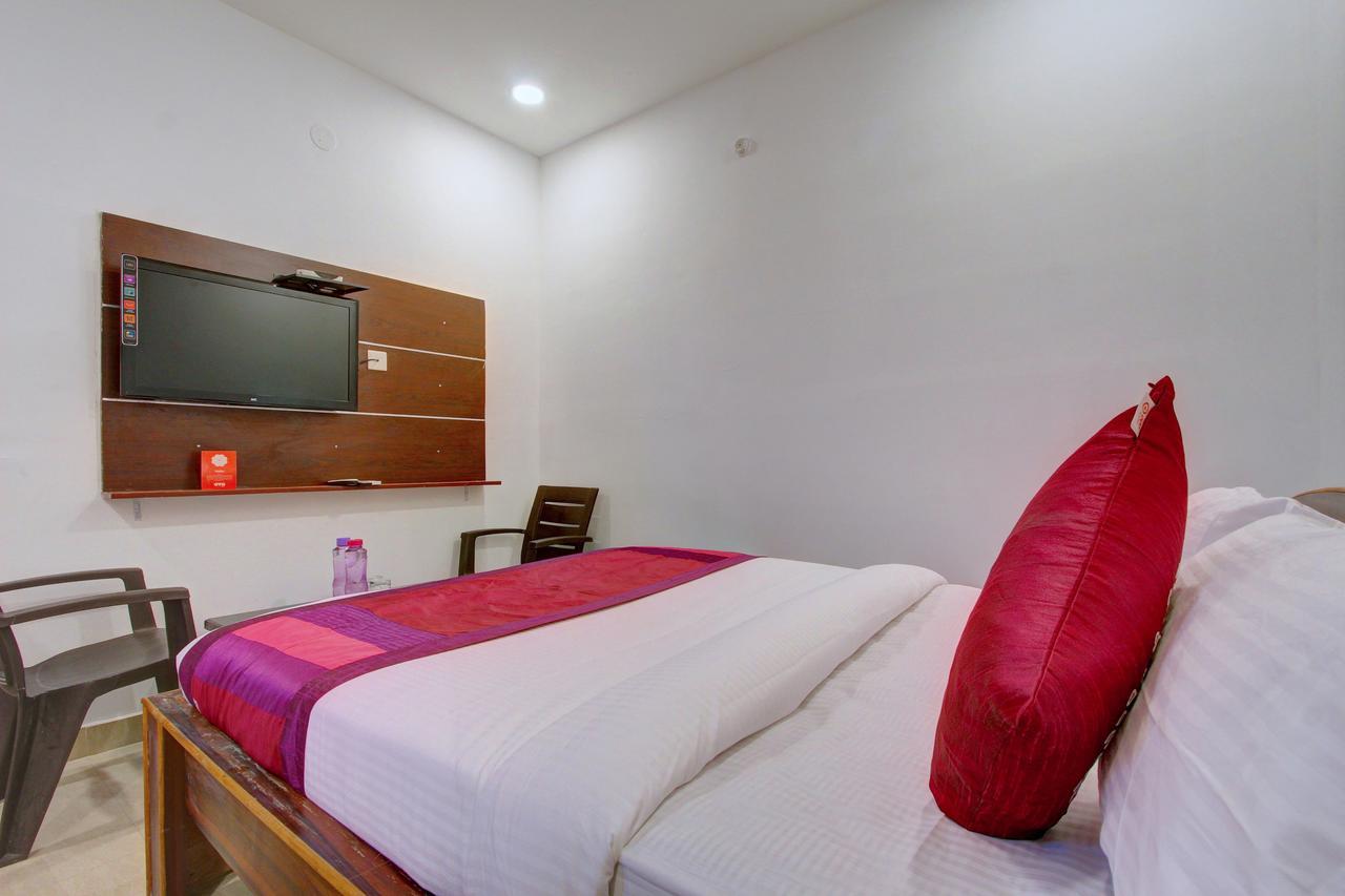 Oyo 11670 Hotel Vishnu Priya Residency Hyderabad Exteriör bild